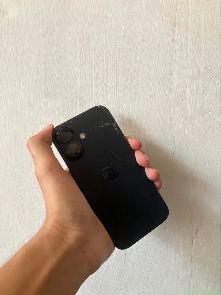 iPhone 16 - Image 1