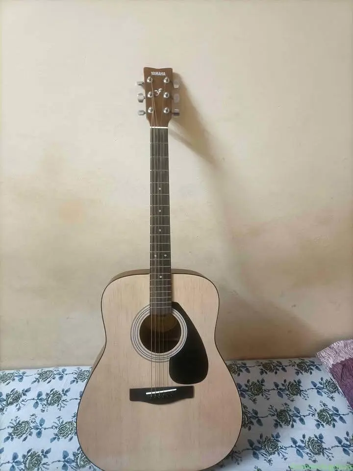 Yamaha f280 guitar - Image 1