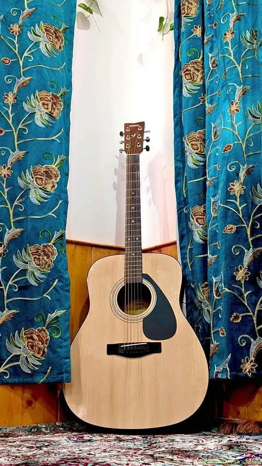 Yamaha F280 Acoustic Guitar