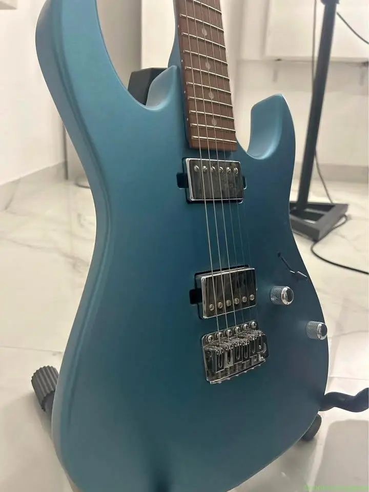 Electric guitar used (Ibanez)