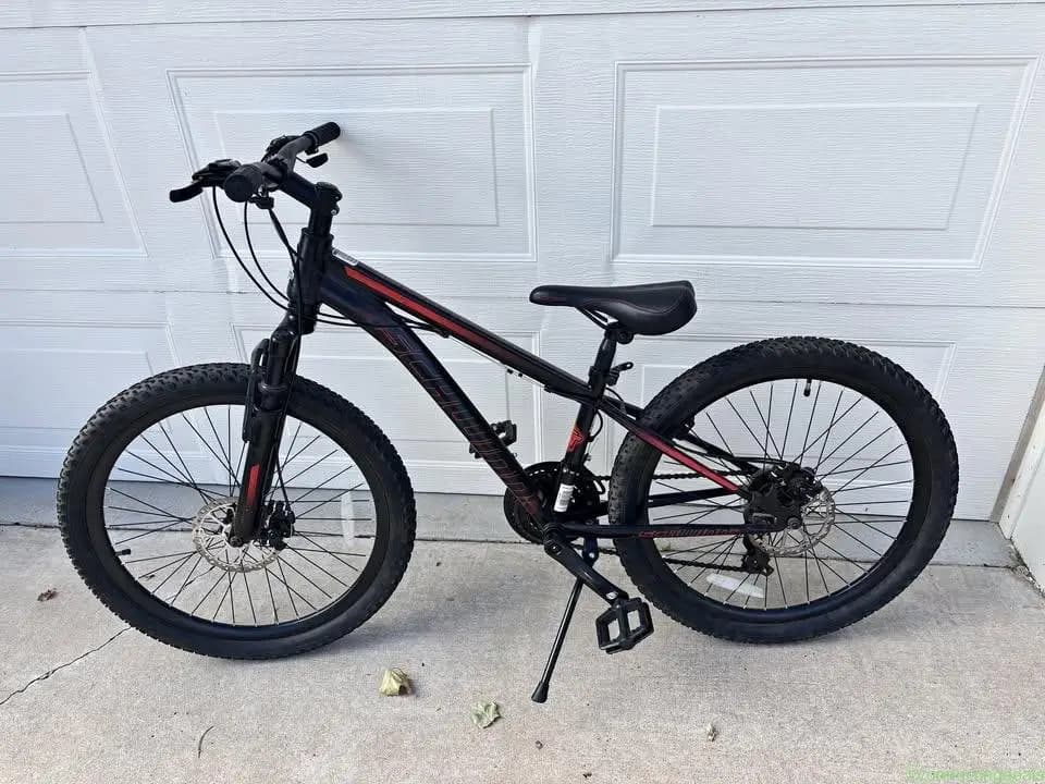 Schwinn Sidewinder 24’’ Mountain Bike - Excellent