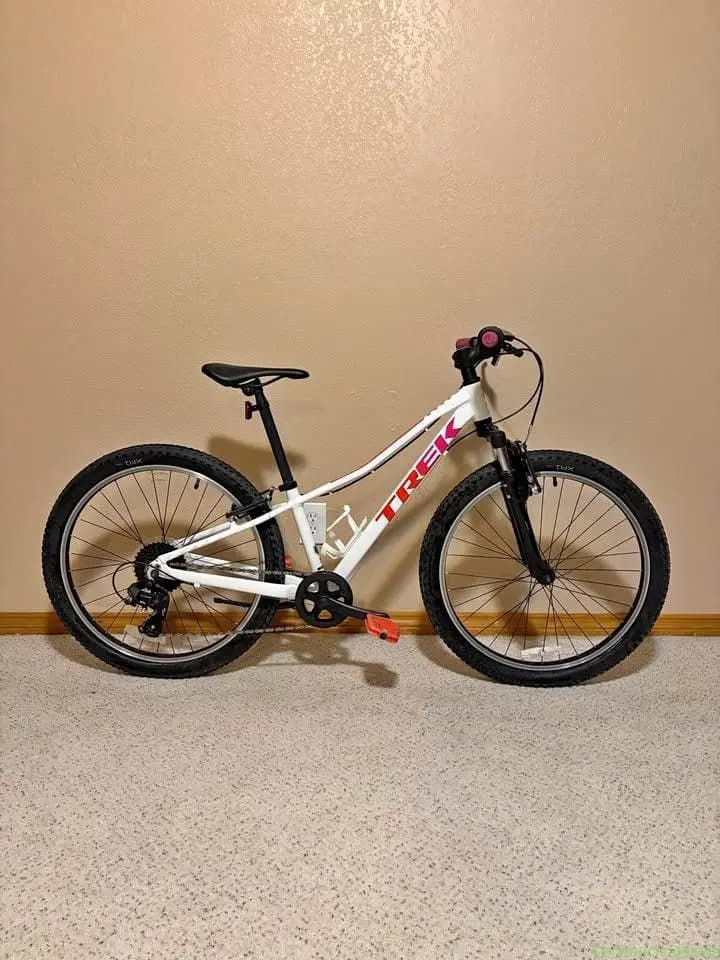 *LIKE NEW Trek Precaliber 24 inch kids bike!