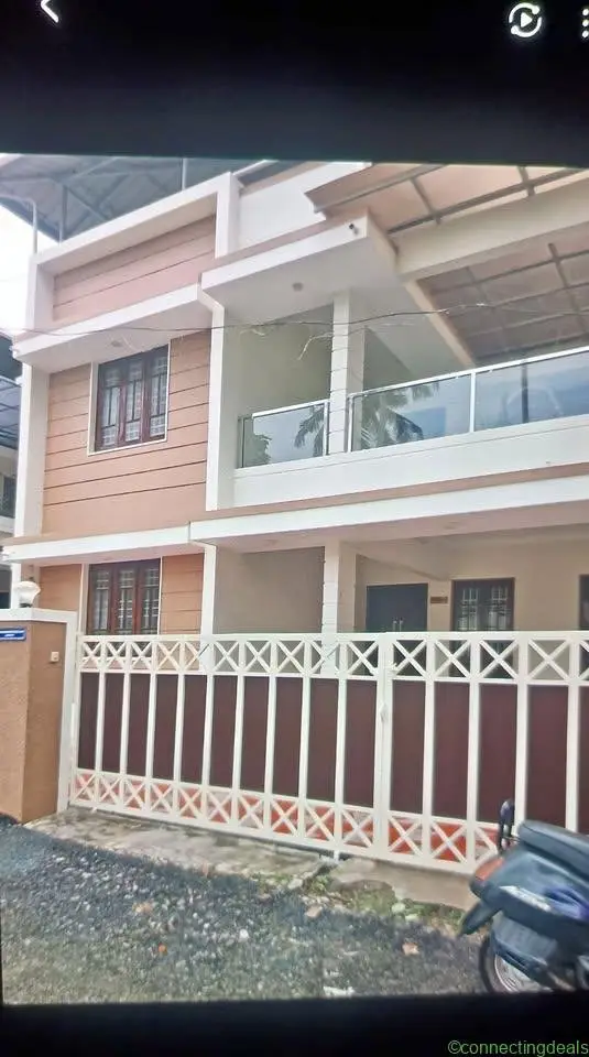 Vattiyoorkavu Thopumuk 4 cent 1800 sqrft 93 Lk