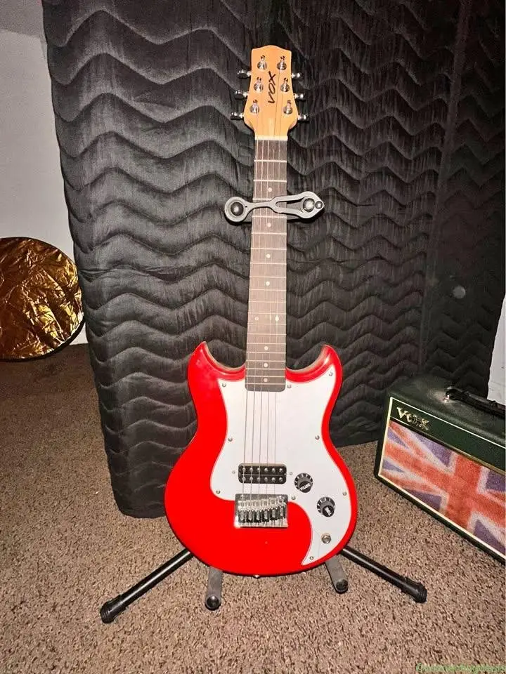 Electric Guitar w Amp - Image 1
