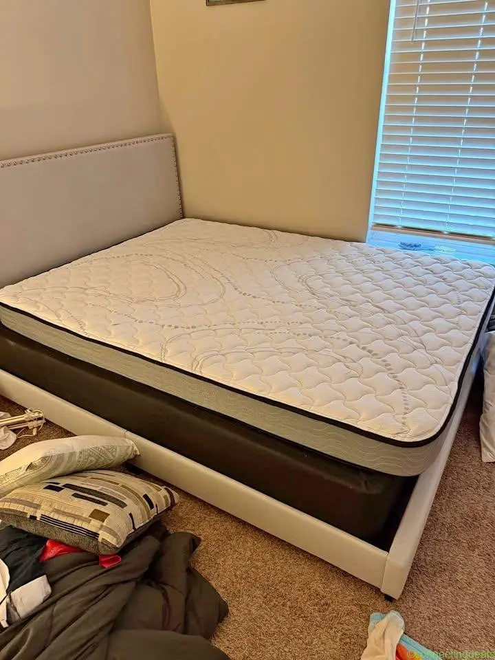 Queen bed - Image 1