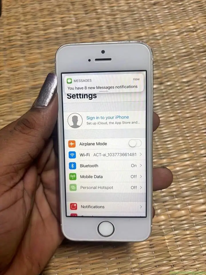 iPhone 5s - Image 1