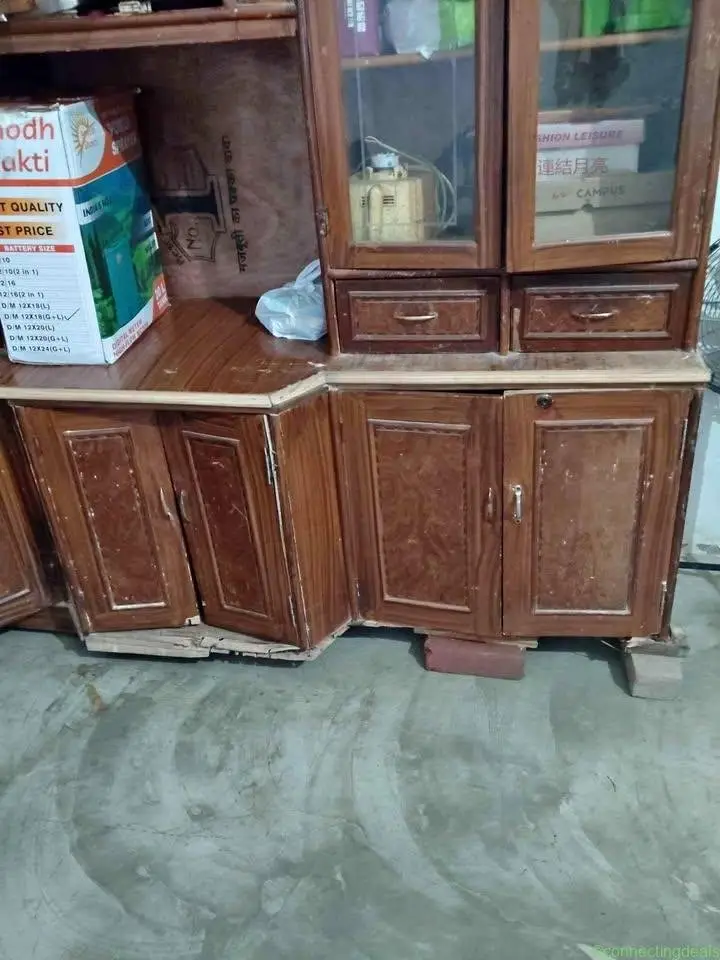 सब कुछ ठीक है नीचे से गल गई है