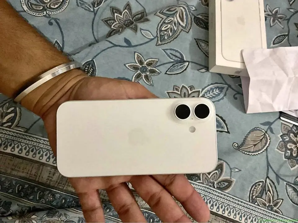 Iphone 17 indian with applecare plus 3 month old - Image 1