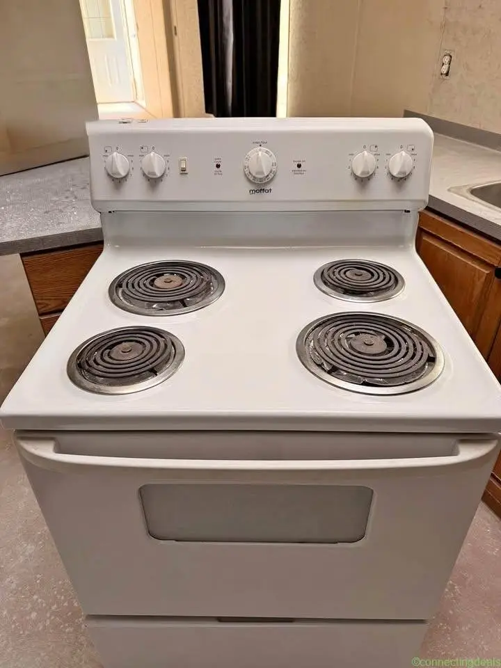 Moffat white stove - Image 1