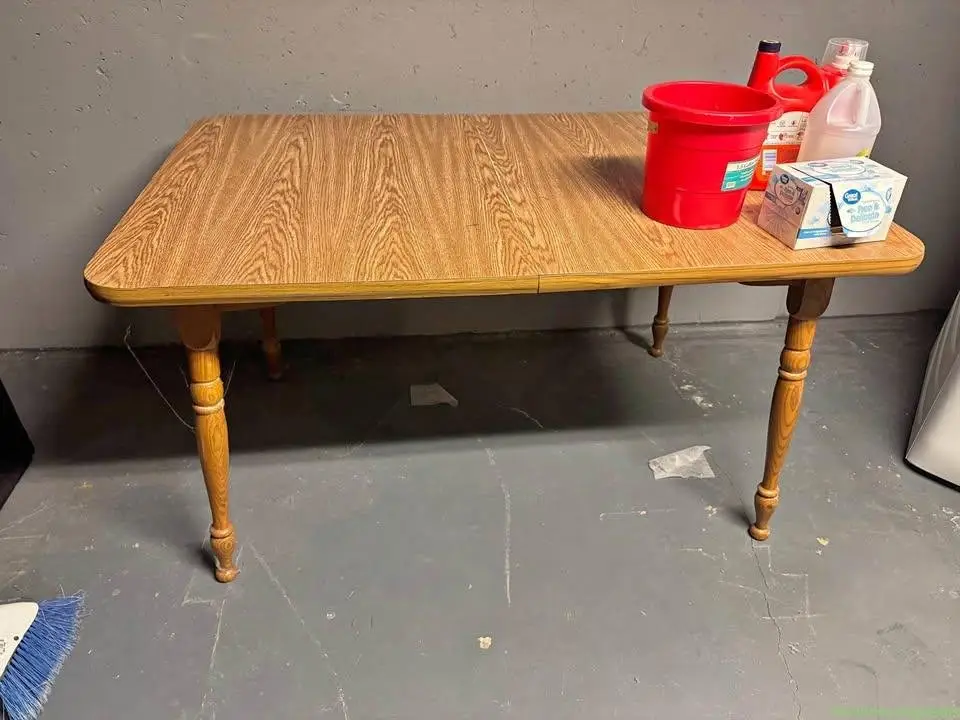 Kitchen table - Image 1