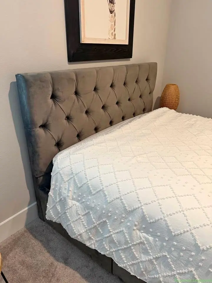 Queen bed frame - Image 1