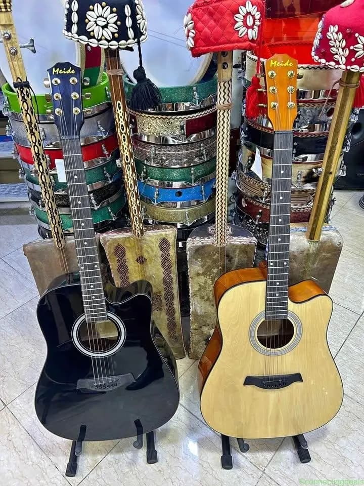 Guitar acoustic - Image 1