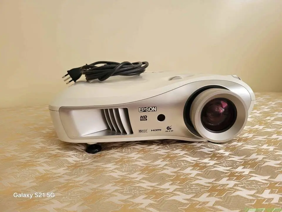 Video projector Epson EMP-TW700