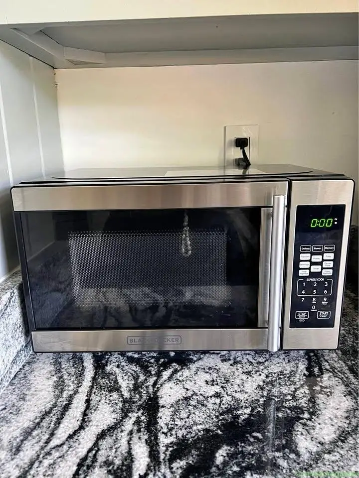 Black+Decker EM720CPN-PMB Microwave Oven