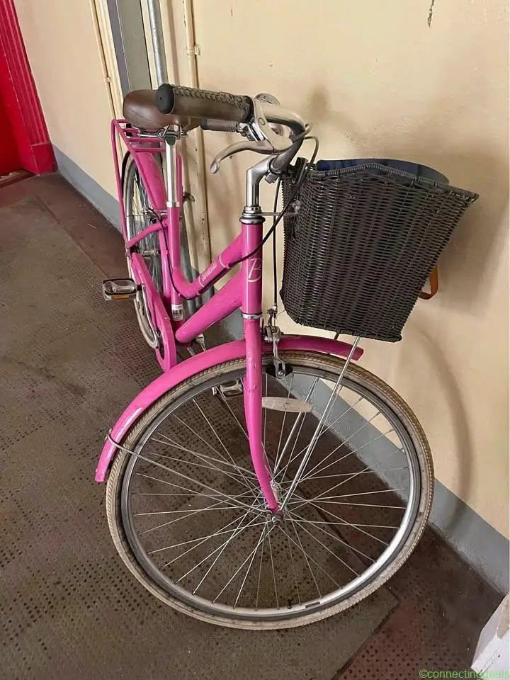 Women’s pink city bike - Image 1