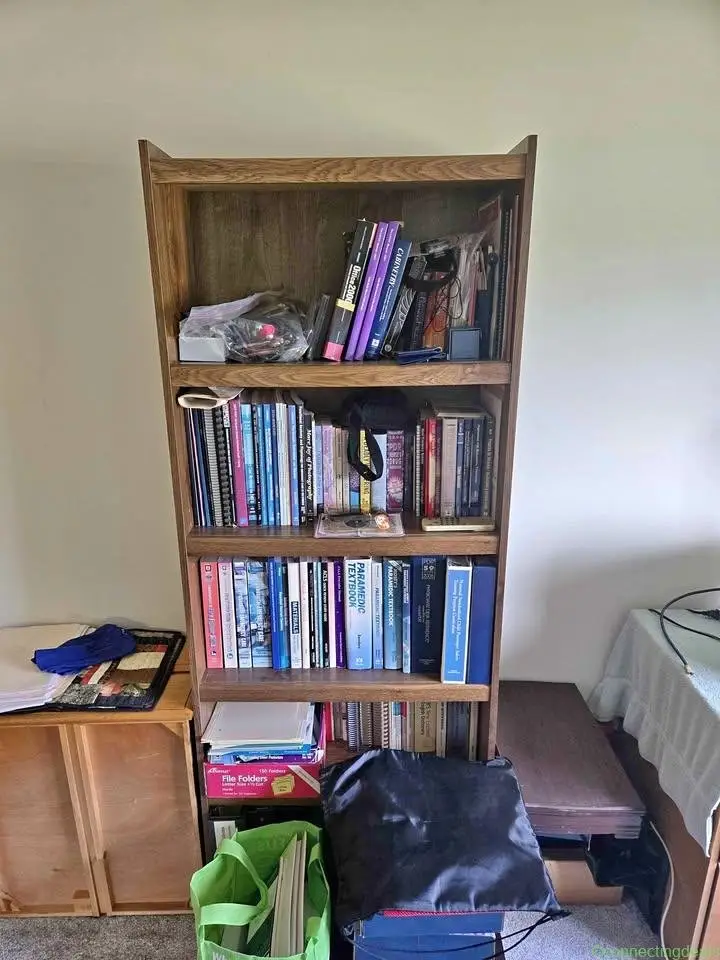 2 bookshelfs