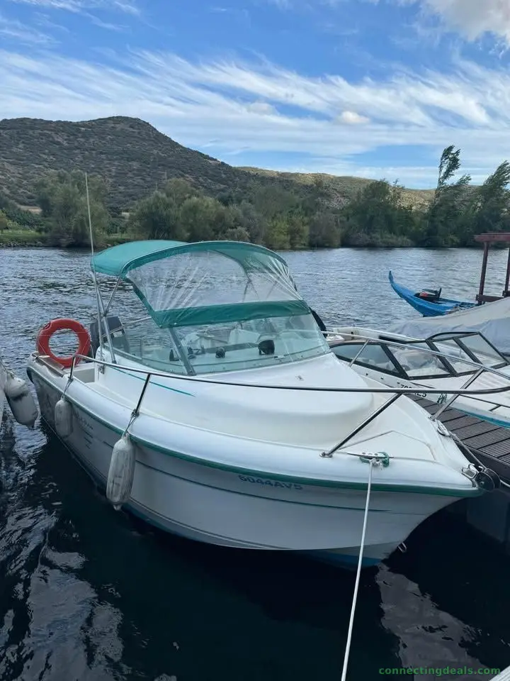 Barco semicabinado