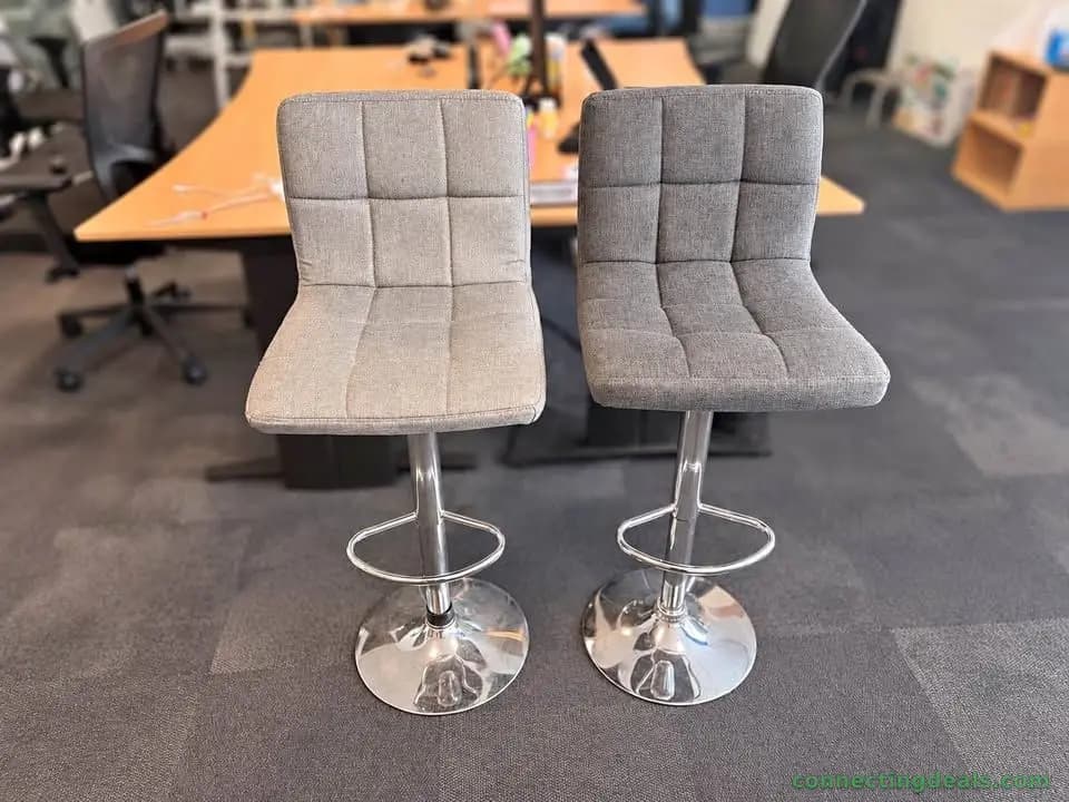 Twee grijze barstoelen - gratis ophalen in Goes