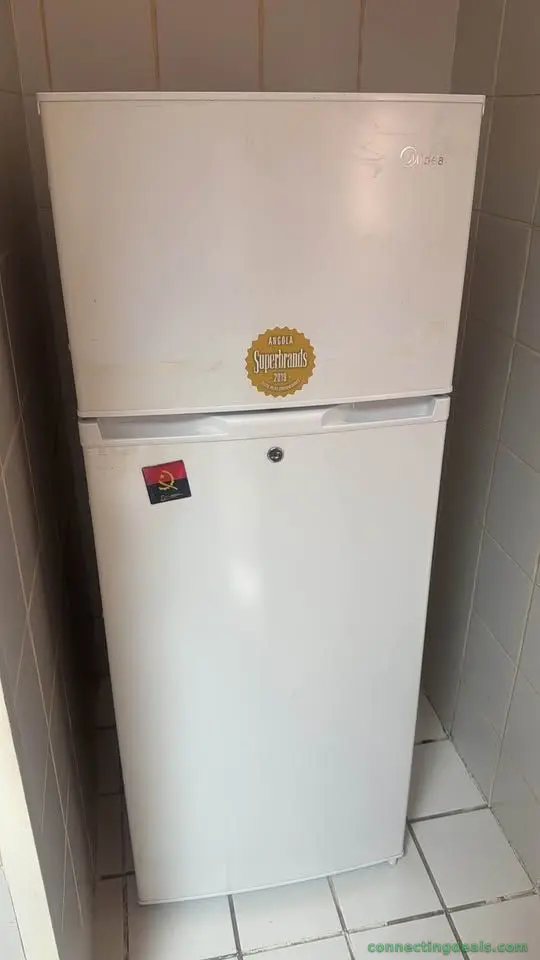 Geladeira, mesa de vidro e relógio a venda