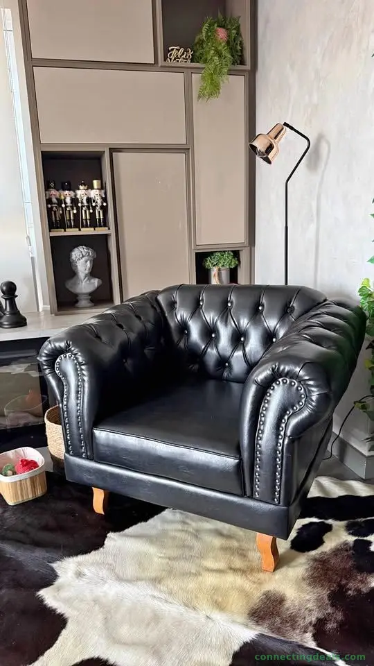 Poltrona Chesterfield Preta Capitonê (courino)