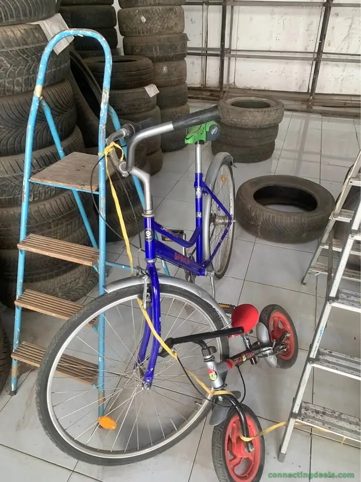 Bicicletas, escadotes, trote e car e carrinho de