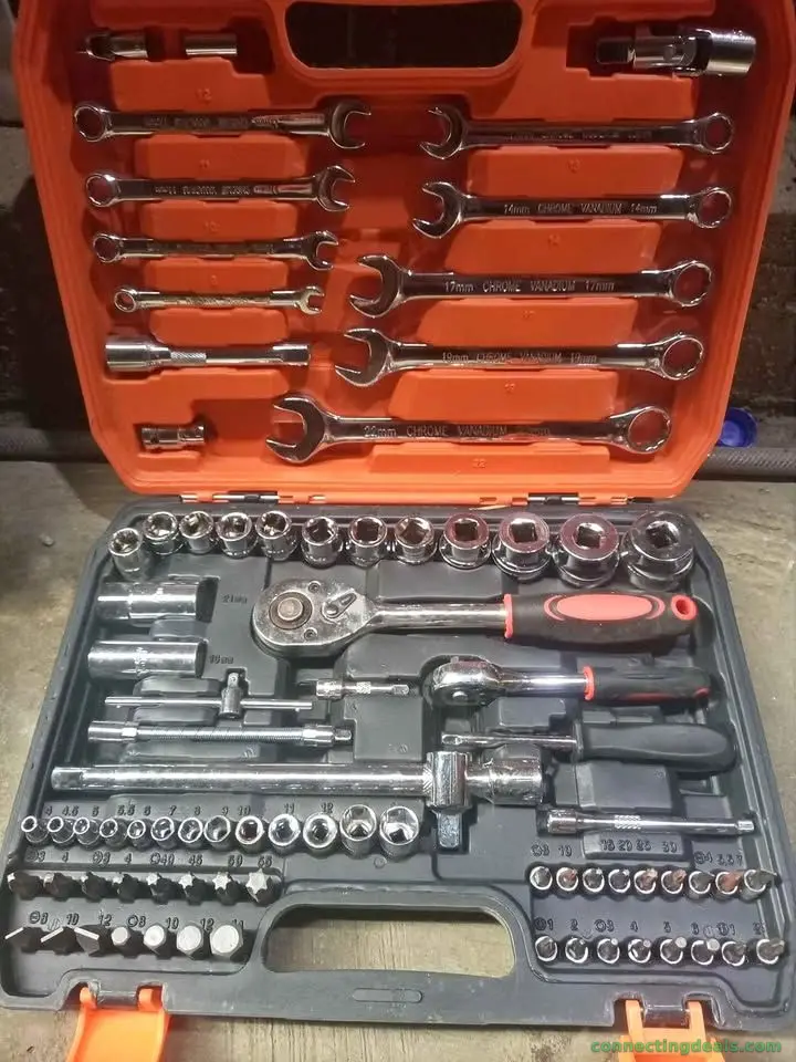 82 PIECES AUTO REPAIR TOOLS