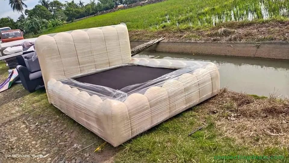 Modern bed bubble type queen size beige
