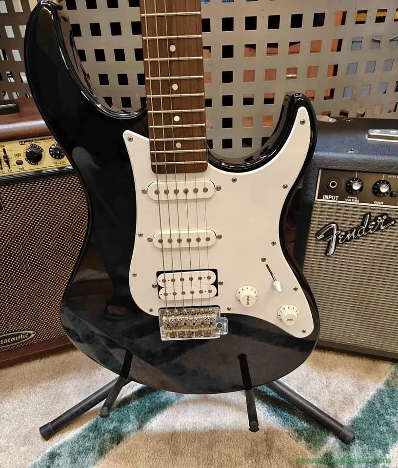 Mint - Yamaha Pacifica PAC 012- HSS electric