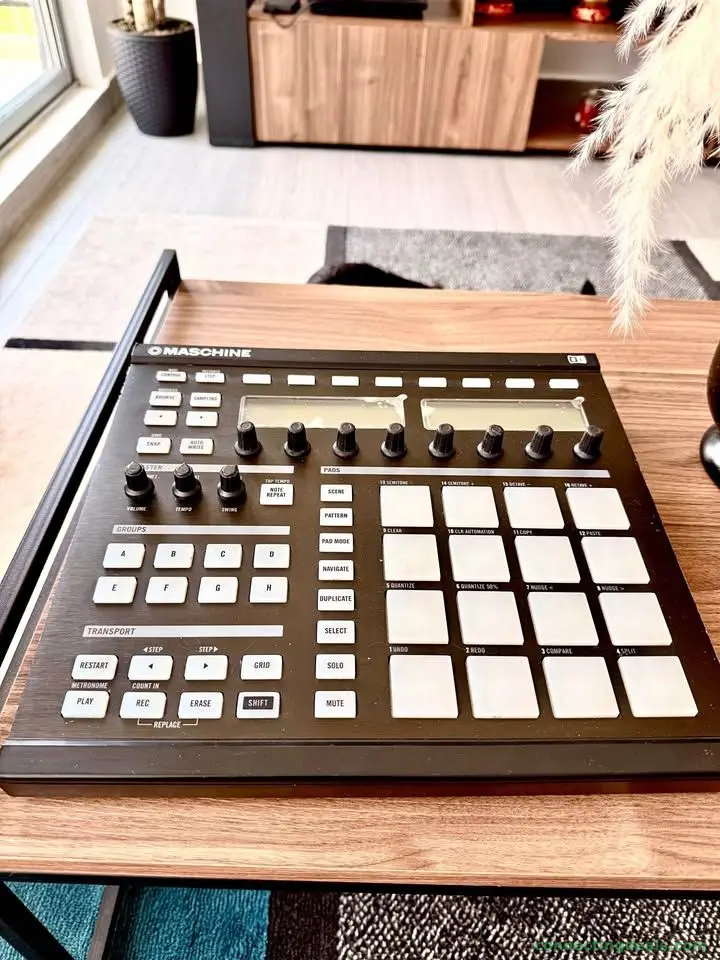 🎛️ NATIVE INSTRUMENTS MASCHINE MK1