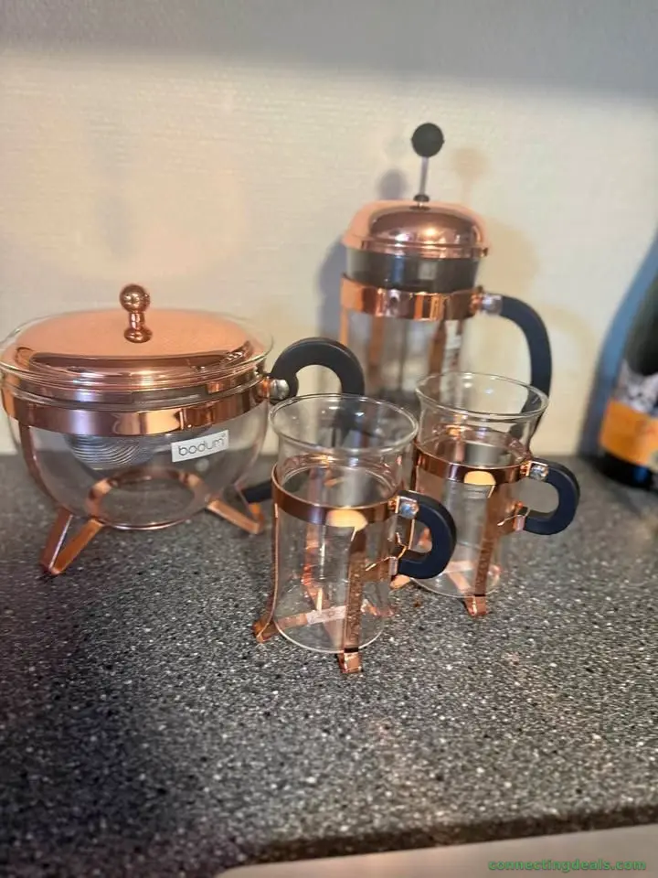 Bodum. Tekanne,presskanne og to kopper i kobber.