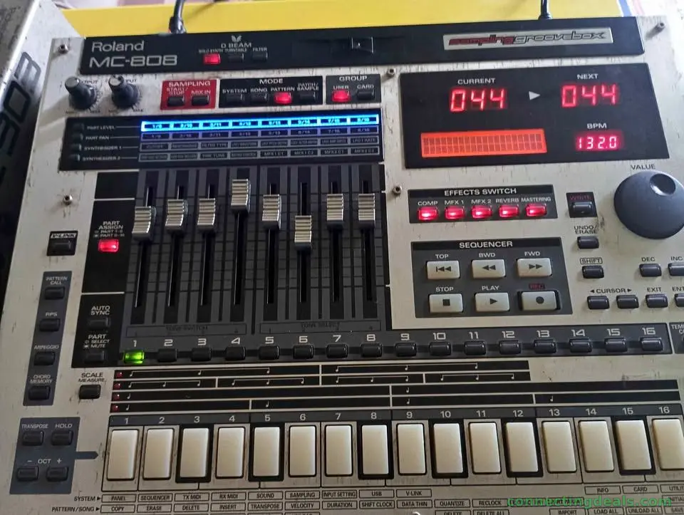 Roland MC 808 Sampling groovebox