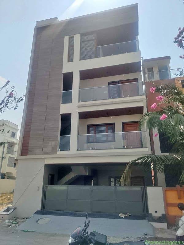 10 Beds 11 Baths – House
