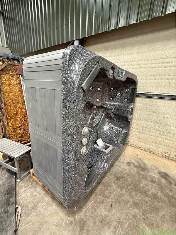 3-4 Person Hot Tub USED £200
