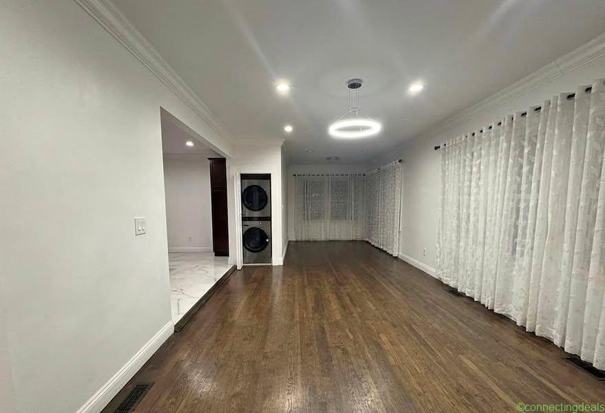 3 Beds 2 Baths – Apartment