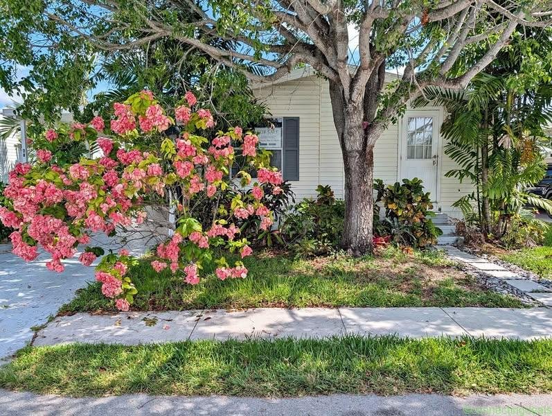 3 Beds 2 Baths – House