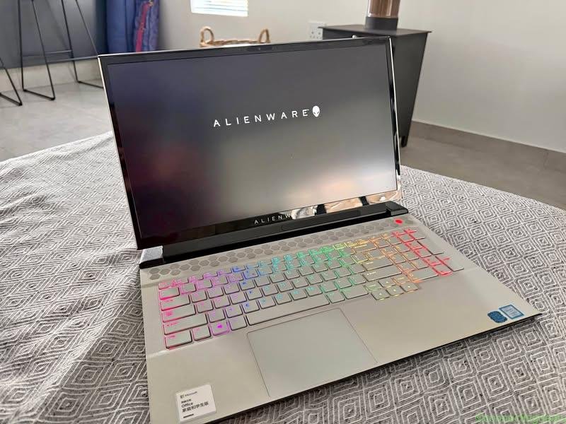 Alienware M17