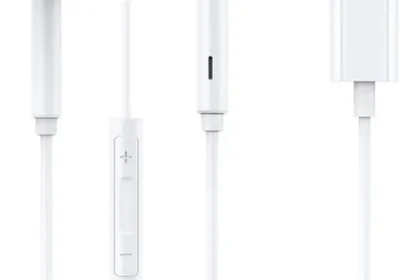 free ads سماعات أذن موصلة عبر USB-C أصلية مع ميكروفون وتحكم بالصوت، عزل للضوضاء، متوافقة مع iPhone 17/16/15 Pro Max in Oman