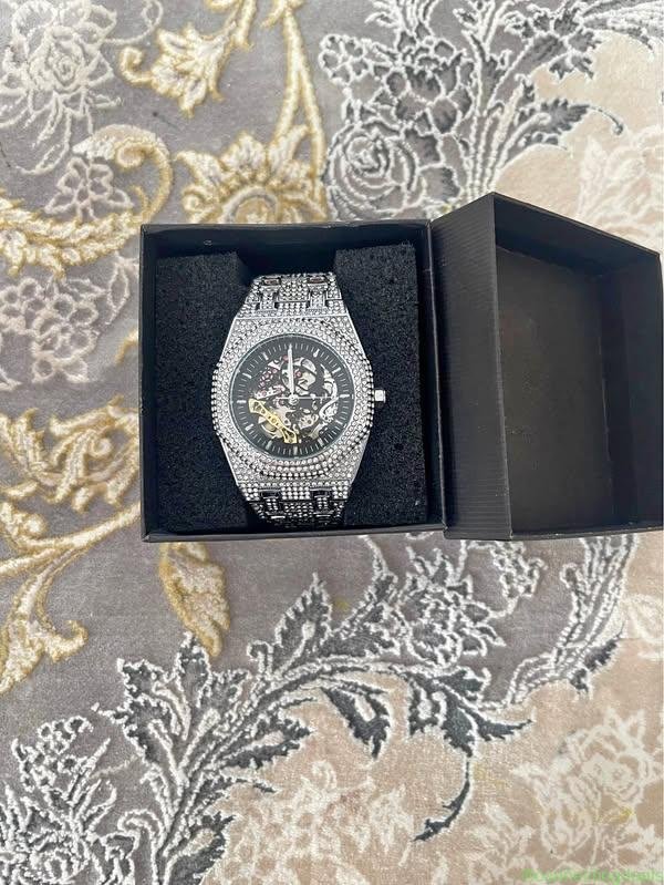 Herrenuhr mit Strasssteinen – Neu & unbenutzt
