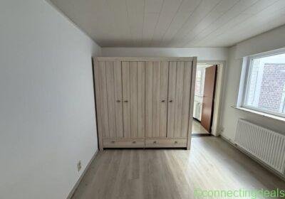 Free ad: Kleerkast in eikenfineer in Brussels. Kleerkast in eikenfineer in Brussels