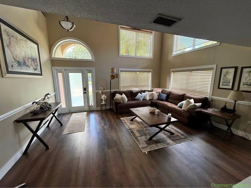 Spacious Living Room Set
