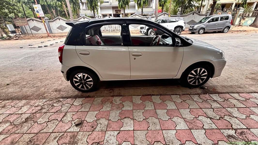 TOYOTA ETIOS LIVA V (2016)