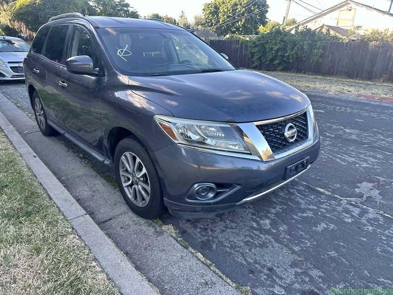 2013 Nissan Pathfinder LE Sport Utility 4D