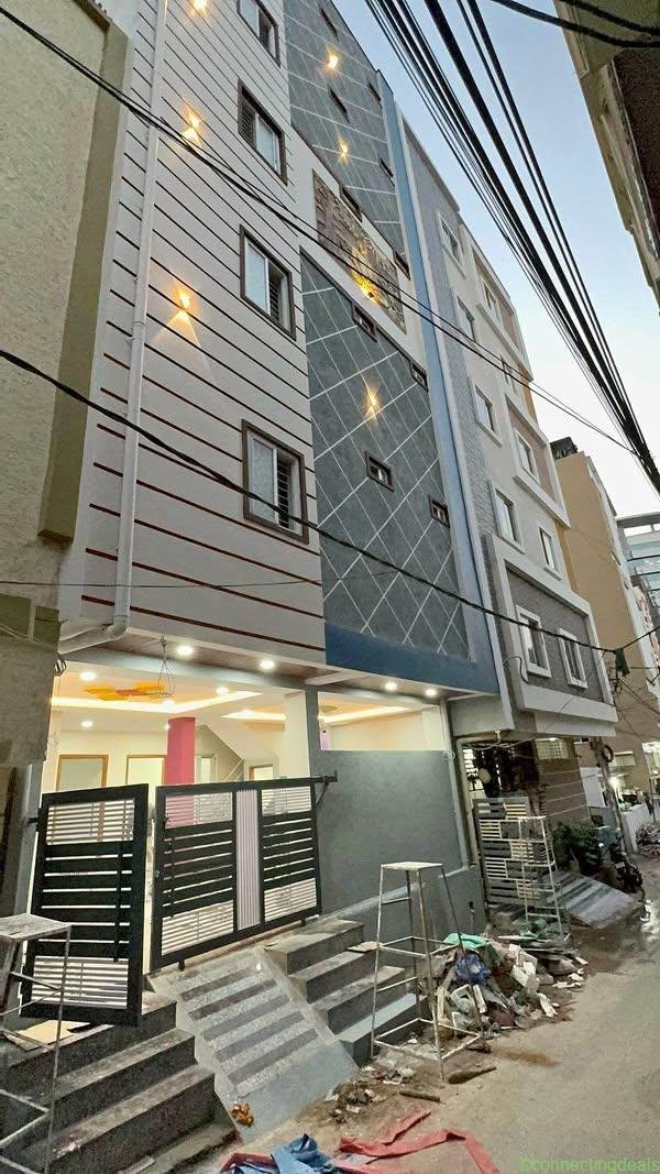 24 beds 24 bathrooms – House