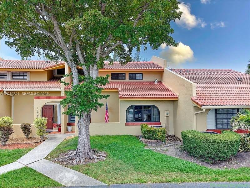 3 Beds 2.5 Baths Townhouse