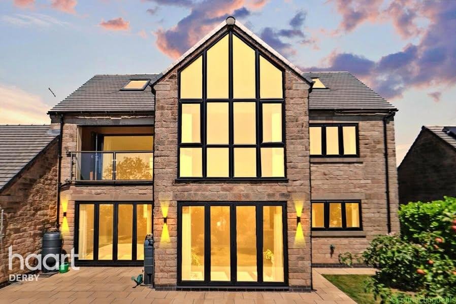 5 beds 4 baths House