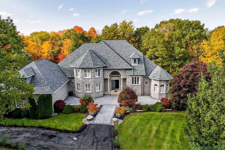 6 Beds 5 Baths – House