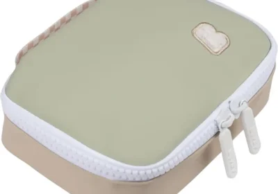Free ad: Béaba Boîte à Lunch Isolée, 2.7L, Étanche, Étiquette Nom, Grand Zip, Effet Craie in France. Béaba Boîte à Lunch Isolée, 2.7L, Étanche, Étiquette Nom, Grand Zip, Effet Craie in France