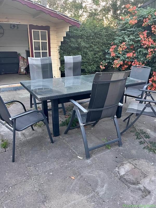 Buitentafel en stoelen