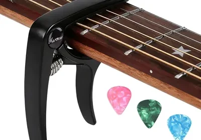 Free ad: Capo Acústica Eléctrica Asmuse para Guitarra Española, Aleación de Aluminio Ligero con 3 Picks de Guitarra in Spain. Capo Acústica Eléctrica Asmuse para Guitarra Española, Aleación de Aluminio Ligero con 3 Picks de Guitarra in Spain