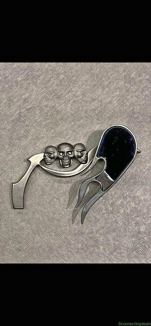 قطعة إكسسوار مميزة بتصميم جماجم جريئة